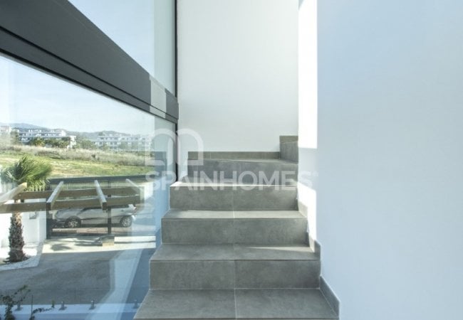 Estepona’da Harika Konumda Golf Sahası Yanı Çağdaş Villa 20