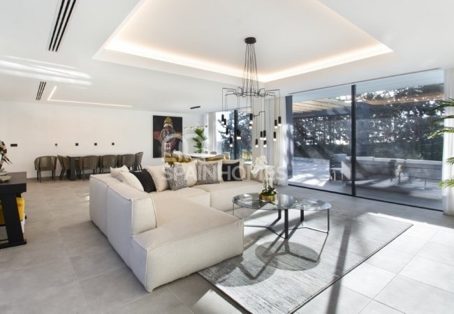 Estepona’da Harika Konumda Golf Sahası Yanı Çağdaş Villa 12