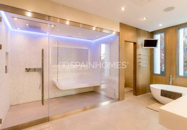 Marbella'da Satılık Çağdaş Tasarımlı Şık Müstakil Villa 28