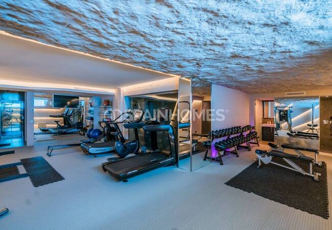 Marbella'da Satılık Çağdaş Tasarımlı Şık Müstakil Villa 42