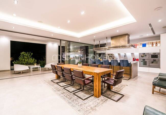 Marbella'da Satılık Çağdaş Tasarımlı Şık Müstakil Villa 21