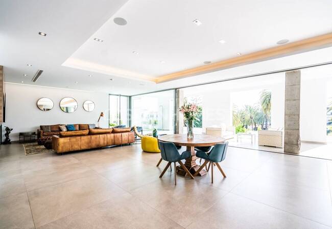 Marbella'da Satılık Çağdaş Tasarımlı Şık Müstakil Villa 23