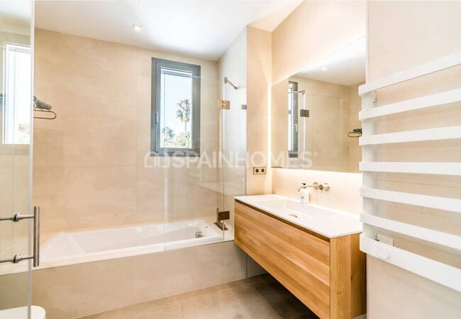 Marbella'da Satılık Çağdaş Tasarımlı Şık Müstakil Villa 35