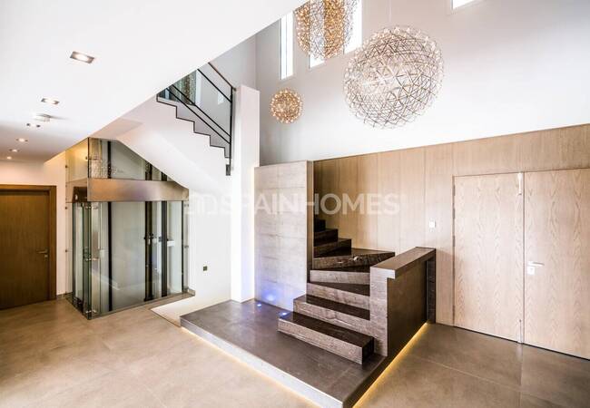 Marbella'da Satılık Çağdaş Tasarımlı Şık Müstakil Villa 24