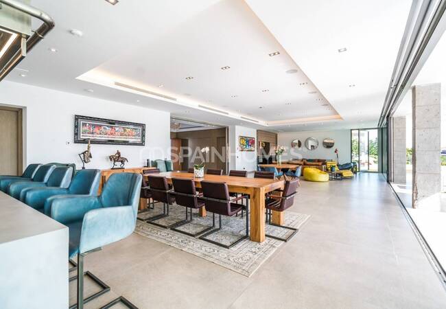 Marbella'da Satılık Çağdaş Tasarımlı Şık Müstakil Villa 26