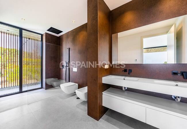 Unique Detached House with Pleasant Sea Views in Marbella 11