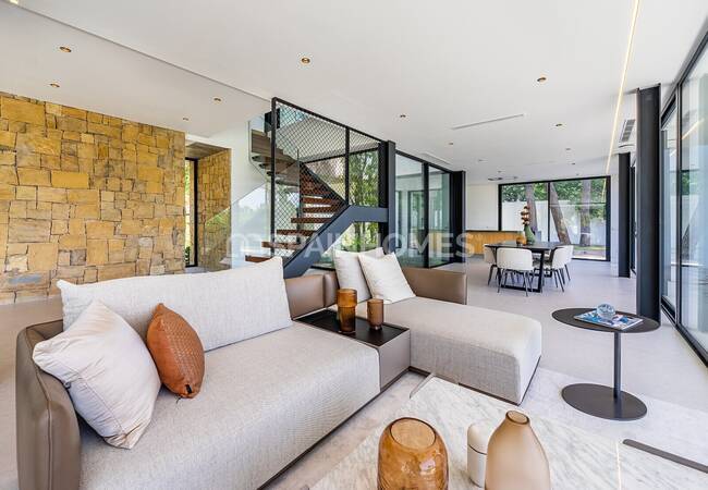 Unique Detached House with Pleasant Sea Views in Marbella 12