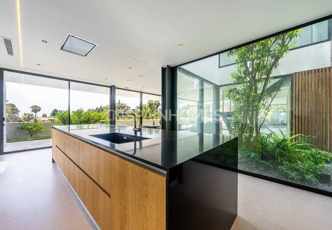 Unique Detached House with Pleasant Sea Views in Marbella 7