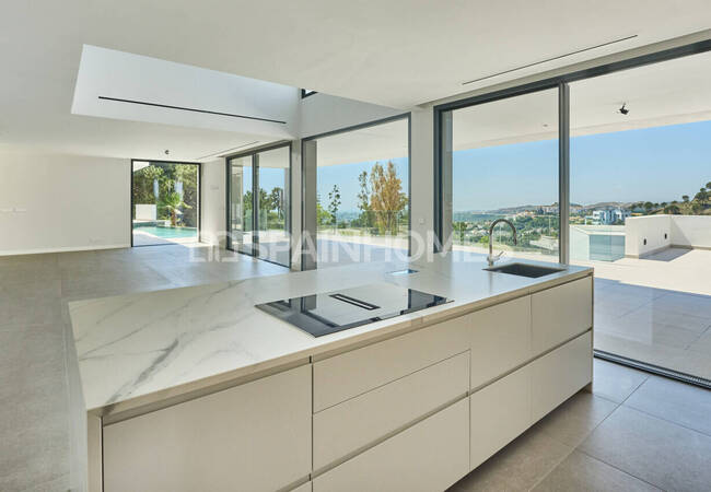 Villas with Stunning Sea Views and Infinity Pools in Benahavis 4