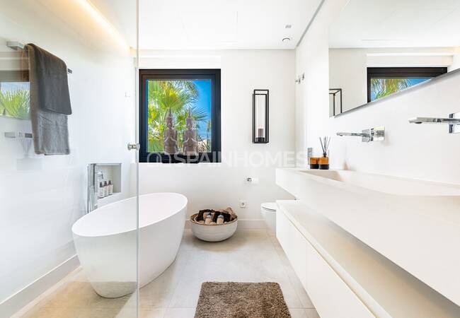 Energy Efficient Furnished Villa by the Beach in Marbella 23