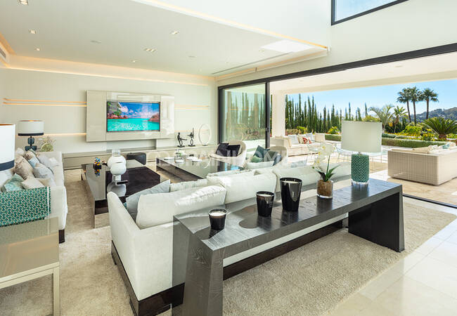 井田幸昌　Landscape of Marbella Villa with Beautiful Nature and Golf Views in Marbella Spain