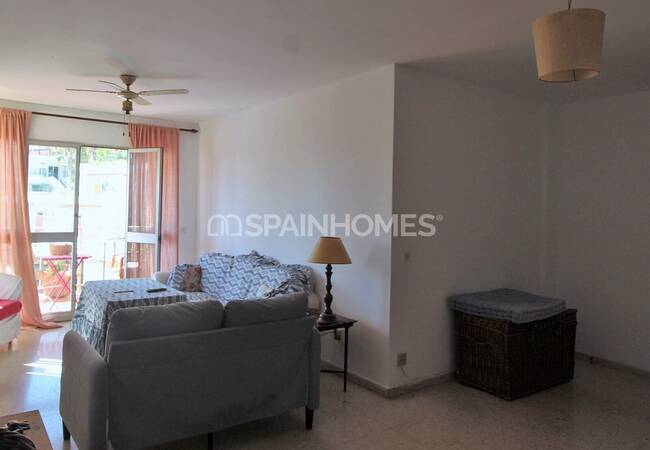 Centrally Located Apartment with Sea Views in Málaga 8