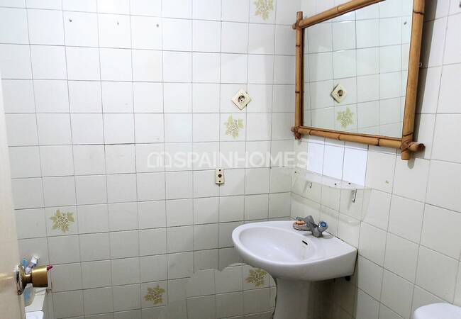 Centrally Located Apartment with Sea Views in Málaga 12