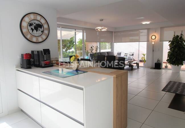 Sea View Villa in a Complex with Infinity Pool in Benalmadena 35