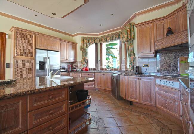 Herenhuis Als Fantastische Investeringsmogelijkheid In Benahavis 74