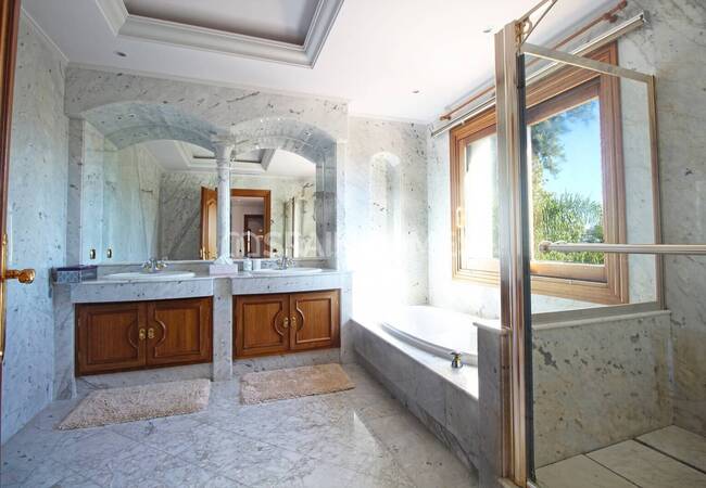 Herenhuis Als Fantastische Investeringsmogelijkheid In Benahavis 87