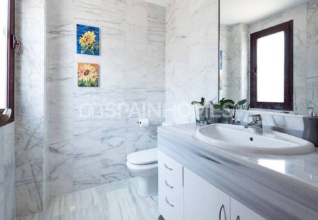 Reasonably Priced Modern Detached Villa in Benahavis 32