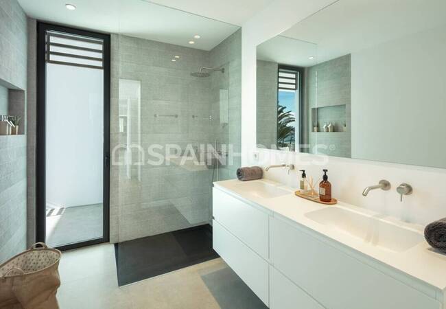 Ready to Move Beachfront Villa on Estepona's New Golden Mile 17