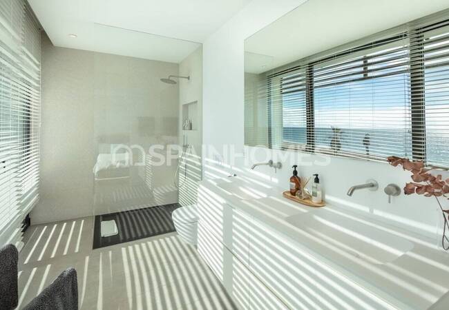 Ready to Move Beachfront Villa on Estepona's New Golden Mile 18