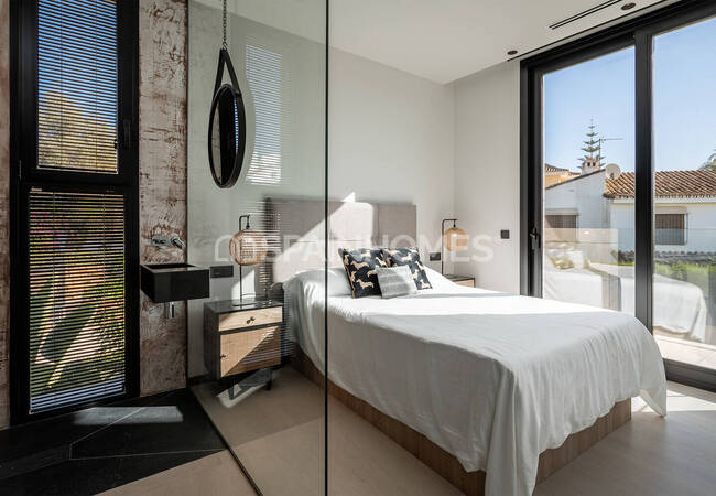 Marbella'da Golf Sahalarına Yakın Özel Asansörlü Lüks Villa 34