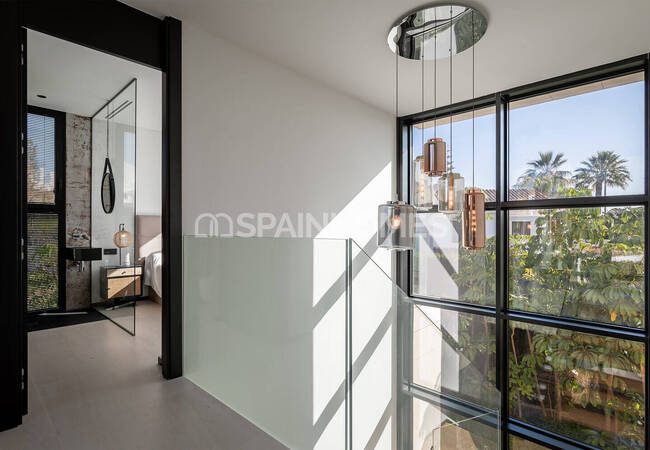 Marbella'da Golf Sahalarına Yakın Özel Asansörlü Lüks Villa 33