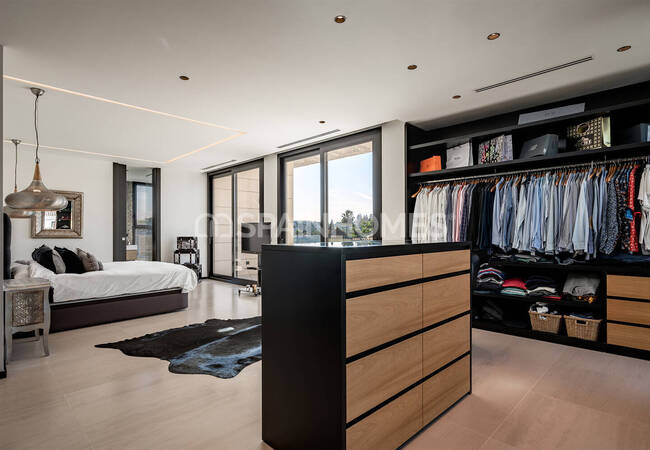 Marbella'da Golf Sahalarına Yakın Özel Asansörlü Lüks Villa 30