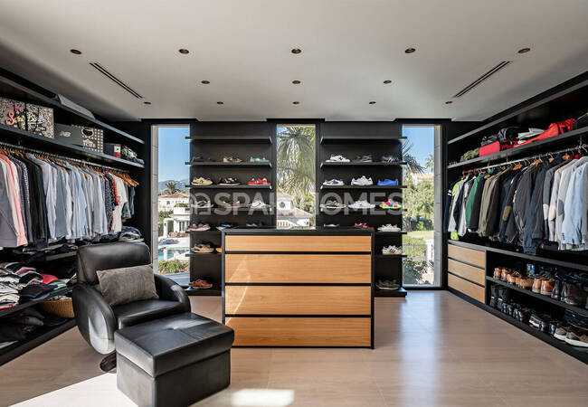 Marbella'da Golf Sahalarına Yakın Özel Asansörlü Lüks Villa 31