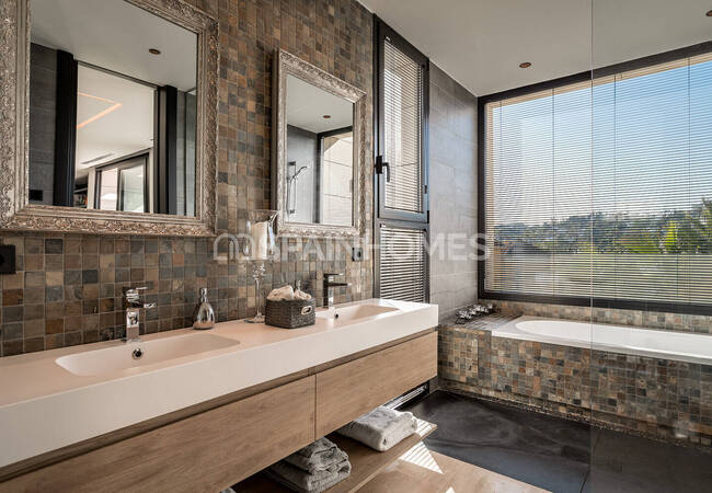 Marbella'da Golf Sahalarına Yakın Özel Asansörlü Lüks Villa 32