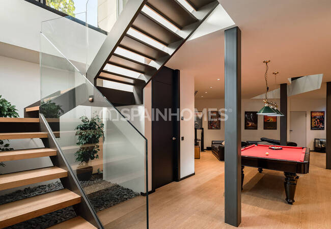 Marbella'da Golf Sahalarına Yakın Özel Asansörlü Lüks Villa 40