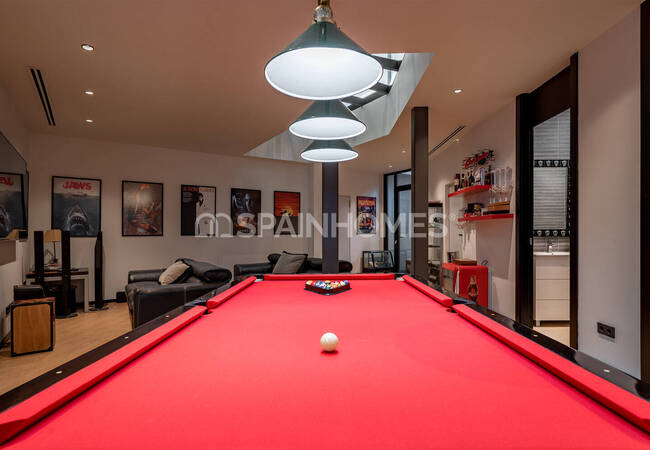 Marbella'da Golf Sahalarına Yakın Özel Asansörlü Lüks Villa 41