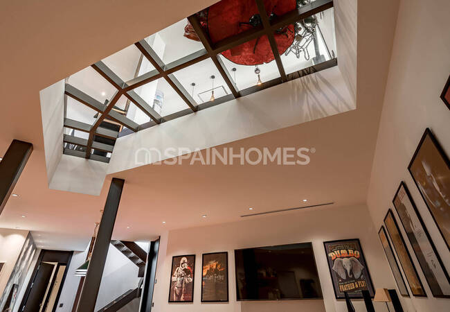 Marbella'da Golf Sahalarına Yakın Özel Asansörlü Lüks Villa 39