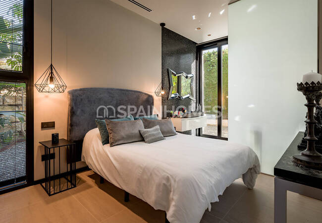 Marbella'da Golf Sahalarına Yakın Özel Asansörlü Lüks Villa 37