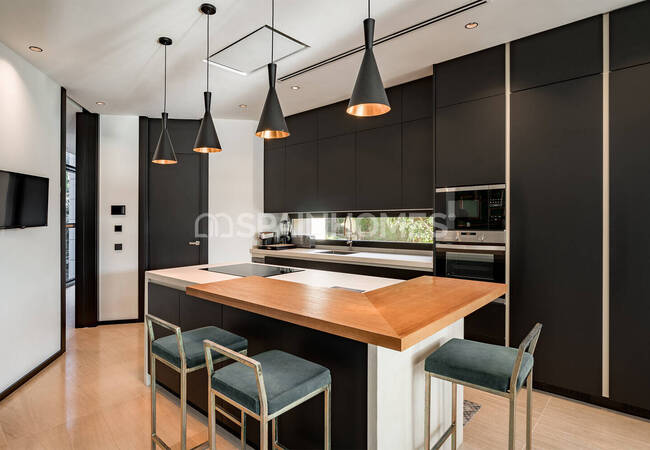 Marbella'da Golf Sahalarına Yakın Özel Asansörlü Lüks Villa 28