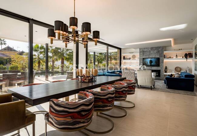 Marbella'da Golf Sahalarına Yakın Özel Asansörlü Lüks Villa 27