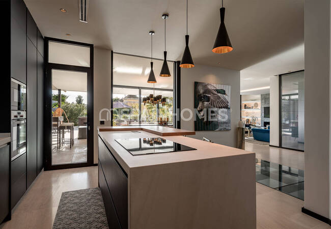 Marbella'da Golf Sahalarına Yakın Özel Asansörlü Lüks Villa 38