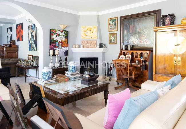 Spacious Classic Villa with a Large Garden in Marbella Spain 15