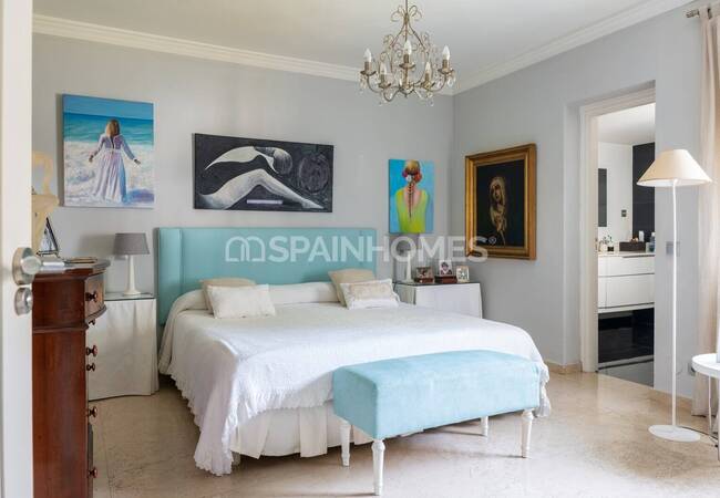 Spacious Classic Villa with a Large Garden in Marbella Spain 20