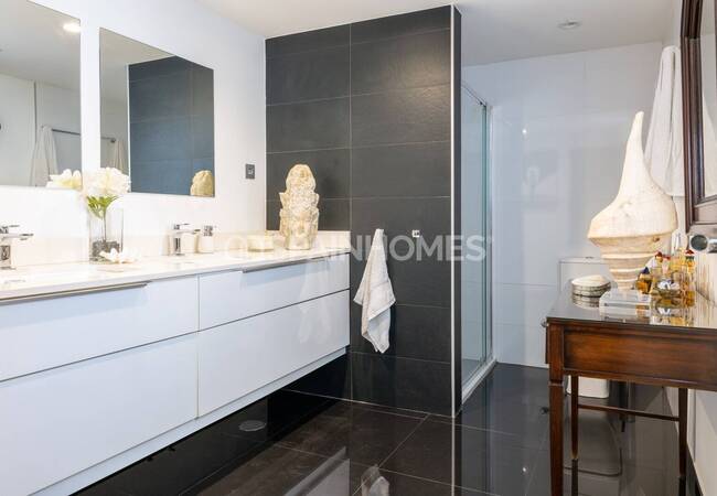 Spacious Classic Villa with a Large Garden in Marbella Spain 21