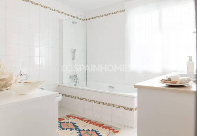 Spacious Classic Villa with a Large Garden in Marbella Spain 22