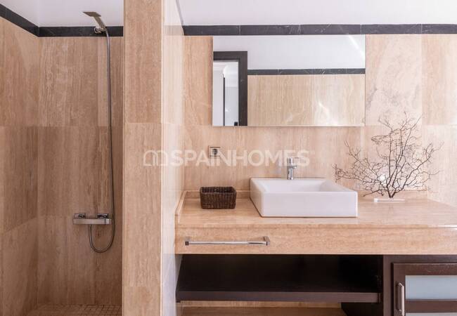 Spacious Classic Villa with a Large Garden in Marbella Spain 27