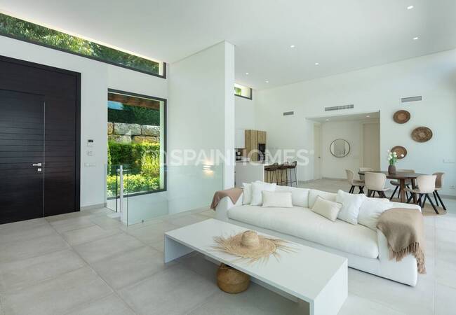 Serenely Beautiful Villa with Nature Views in Estepona 11