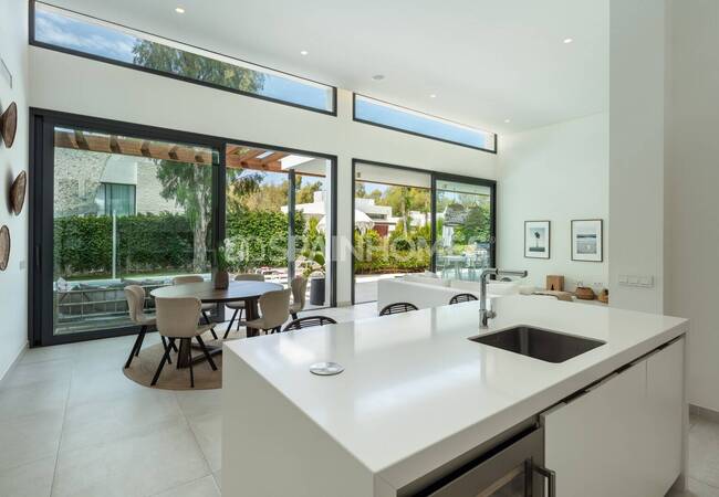 Serenely Beautiful Villa with Nature Views in Estepona 16