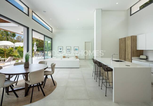 Serenely Beautiful Villa with Nature Views in Estepona 14