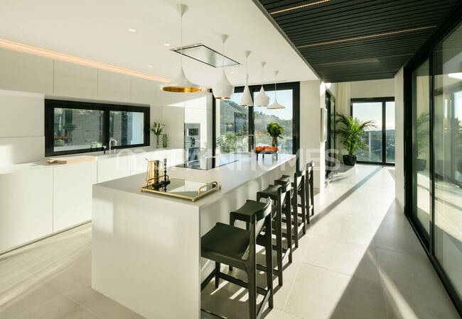 Malaga Benahavis'te Özel Havuzlu Geniş Villa 13