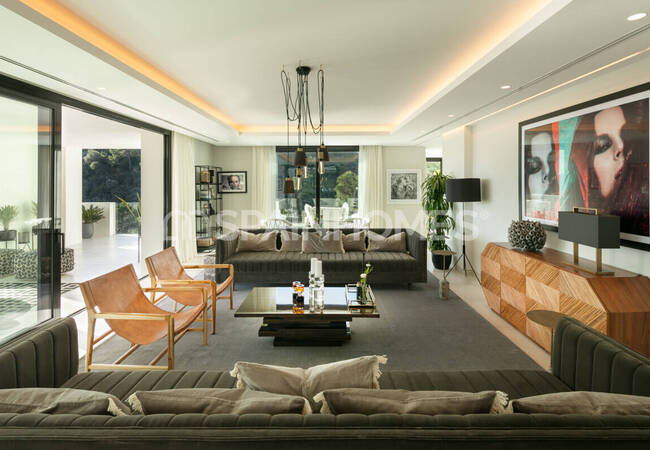 Malaga Benahavis'te Özel Havuzlu Geniş Villa 14