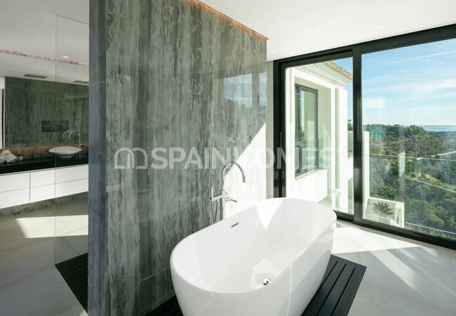 Malaga Benahavis'te Özel Havuzlu Geniş Villa 16