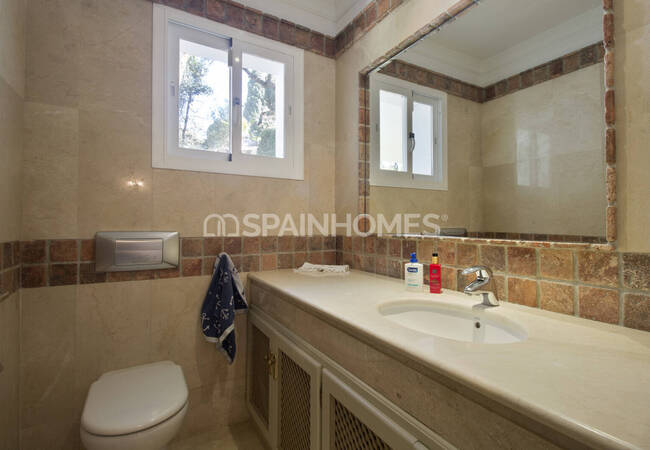 4-bedroom House with Sea View in Marbella Málaga 32