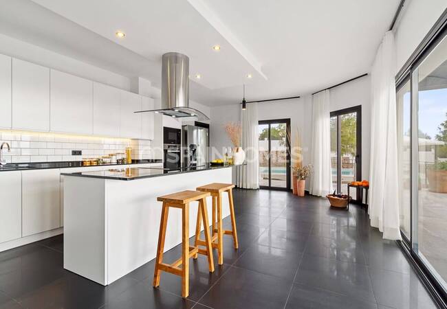 Spacious Detached 5-bedroom House in Benalmádena 28