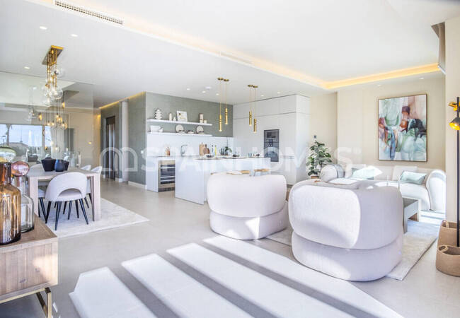 Marbella'da Site İçinde Taşınmaya Hazır Deniz Manzaralı Ev 16