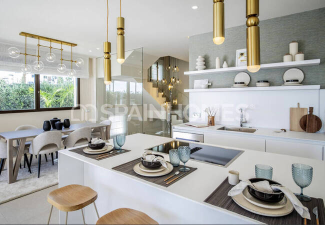 Marbella'da Site İçinde Taşınmaya Hazır Deniz Manzaralı Ev 18